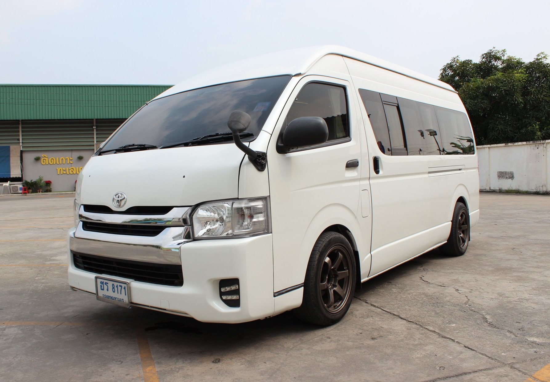 Toyota HiAce Commuter ปี 2012 สีขาว