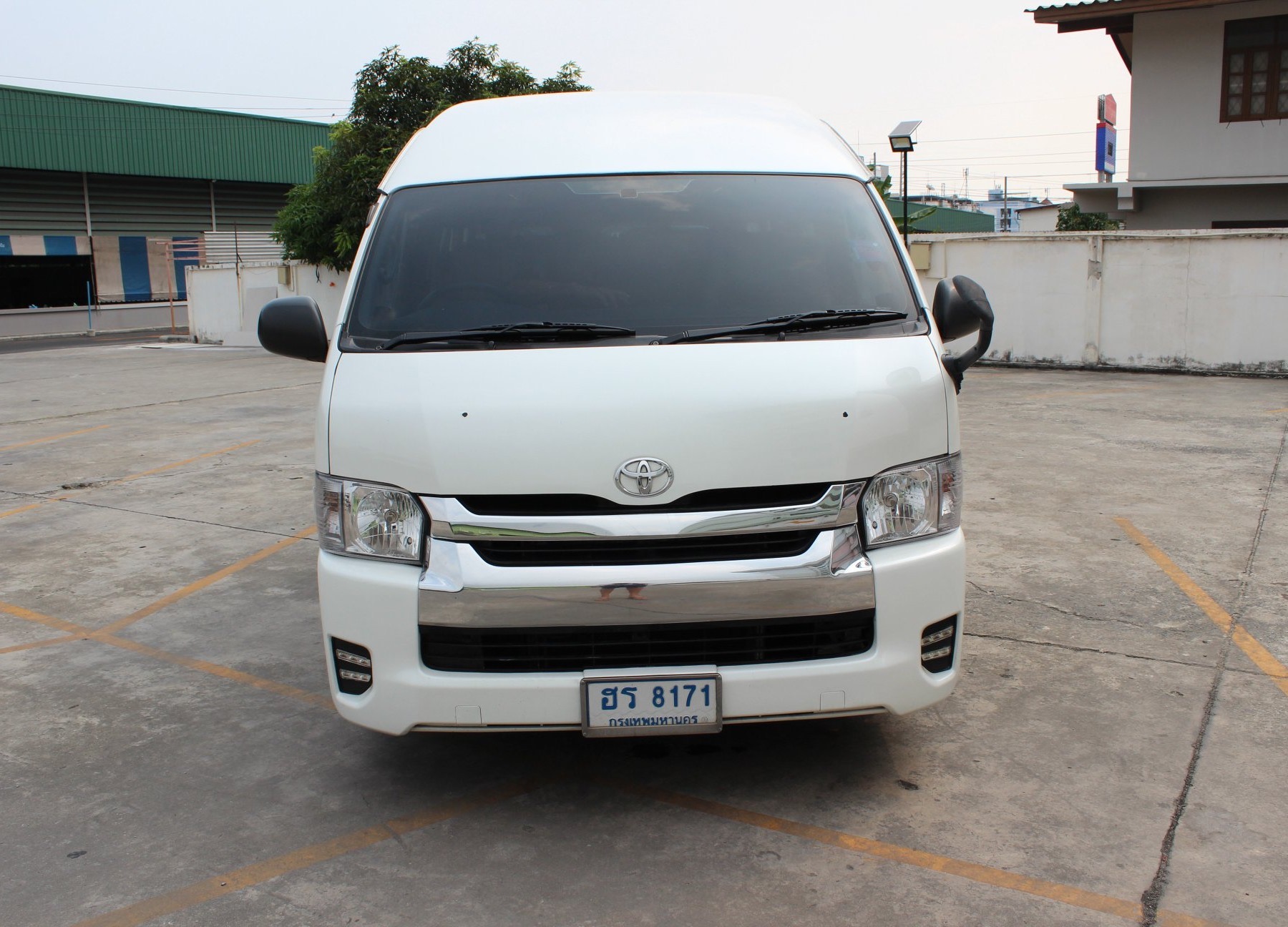 Toyota HiAce Commuter ปี 2012 สีขาว