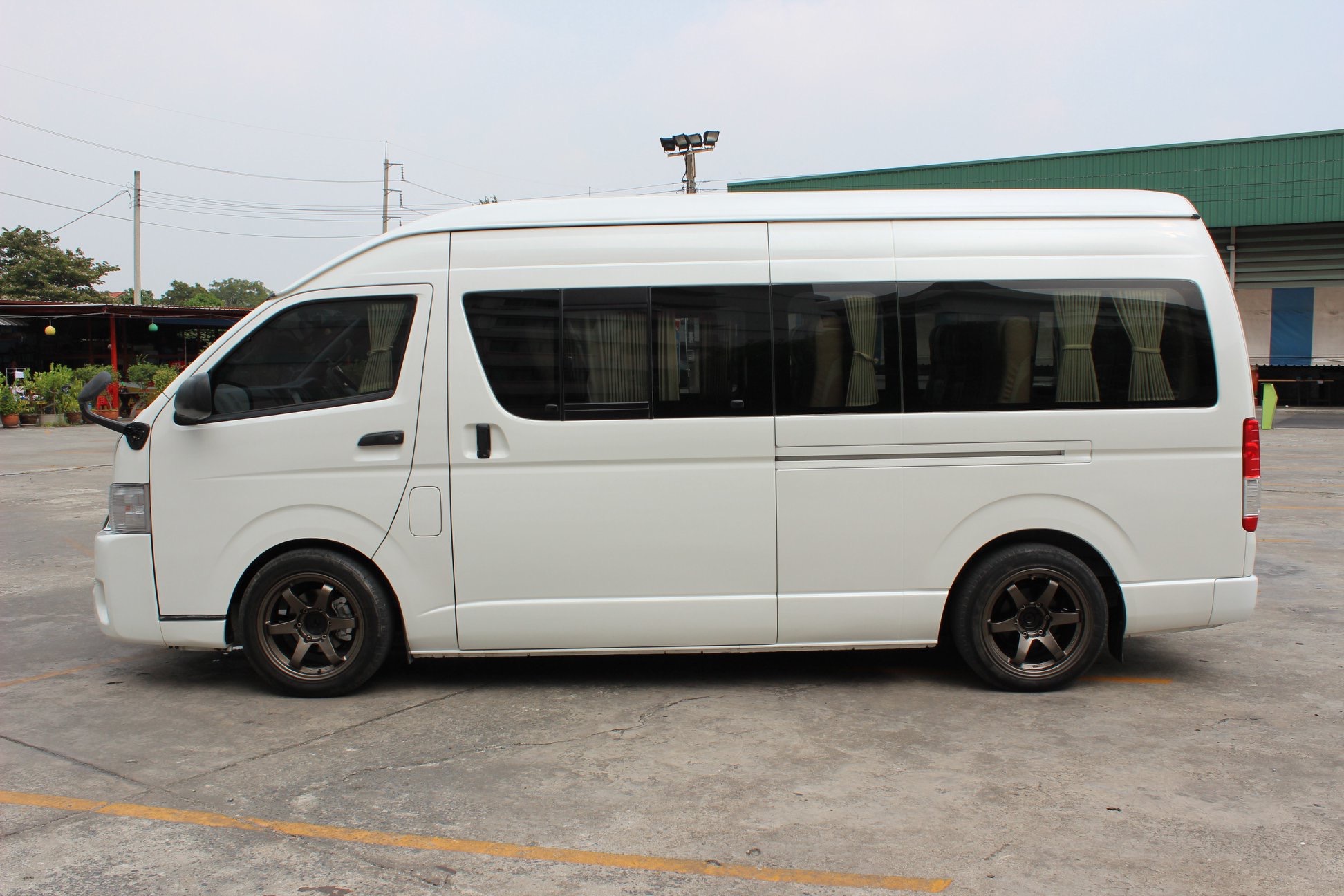 Toyota HiAce Commuter ปี 2012 สีขาว