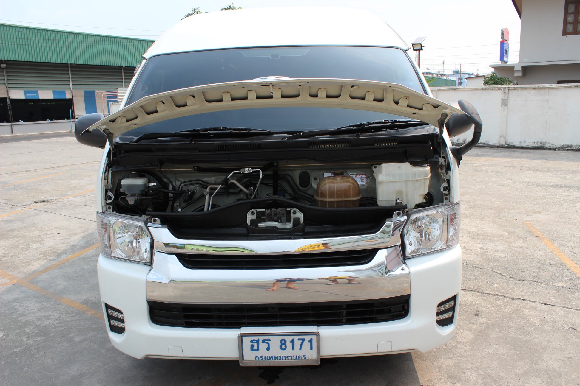 Toyota HiAce Commuter ปี 2012 สีขาว