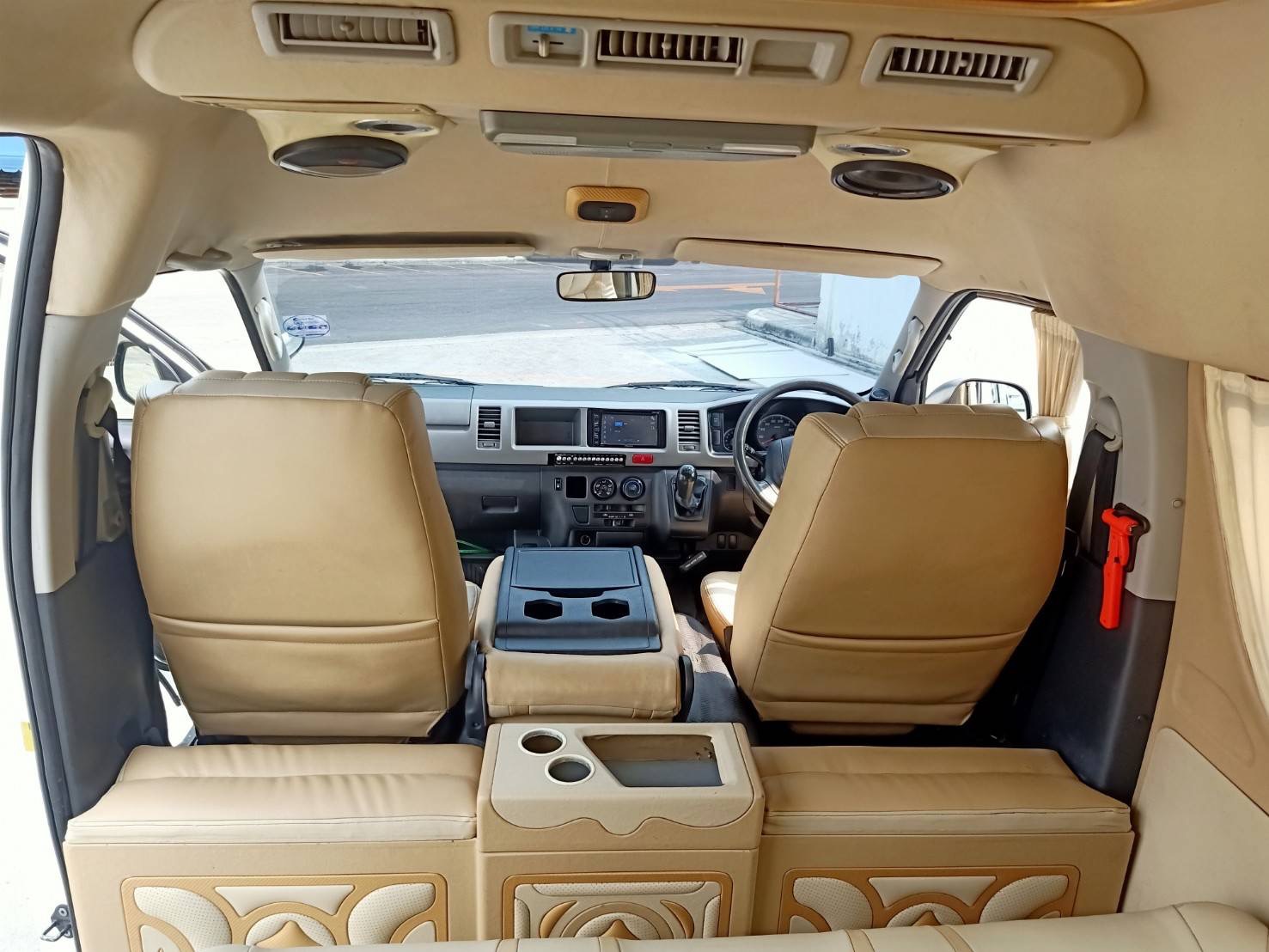 Toyota HiAce Commuter ปี 2012 สีขาว