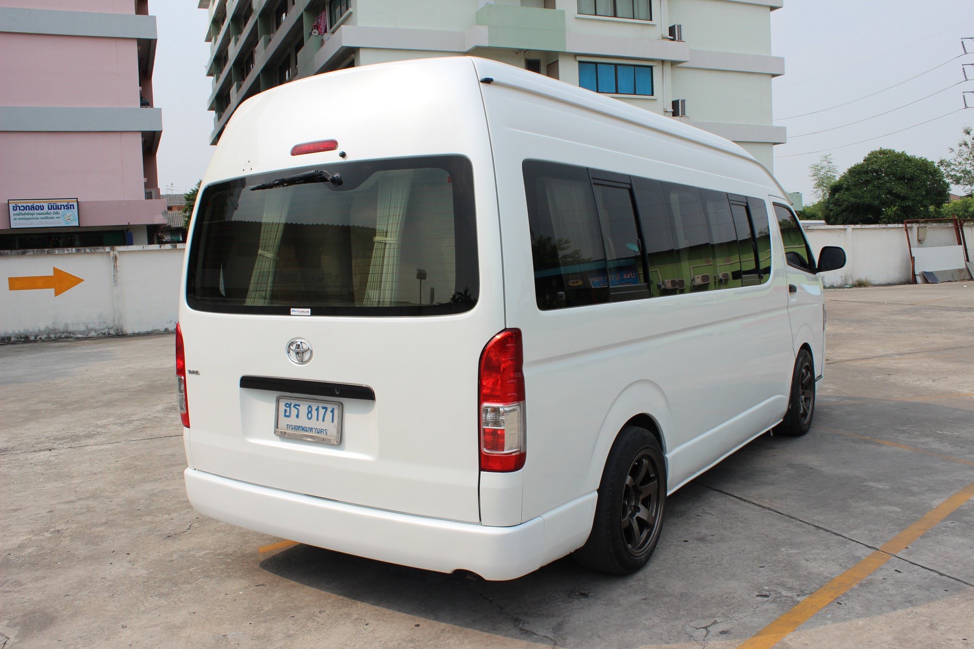 Toyota HiAce Commuter ปี 2012 สีขาว