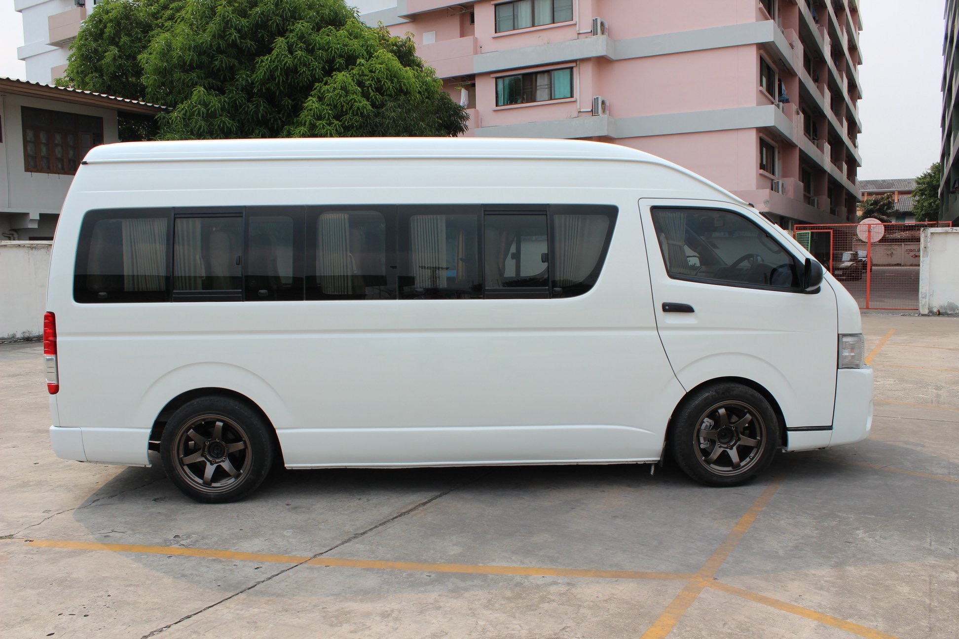 Toyota HiAce Commuter ปี 2012 สีขาว