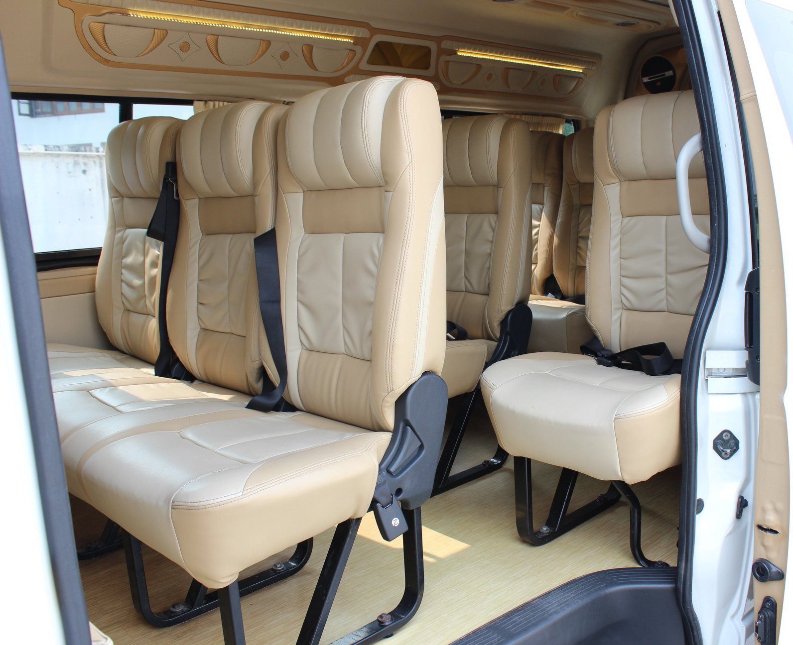 Toyota HiAce Commuter ปี 2012 สีขาว