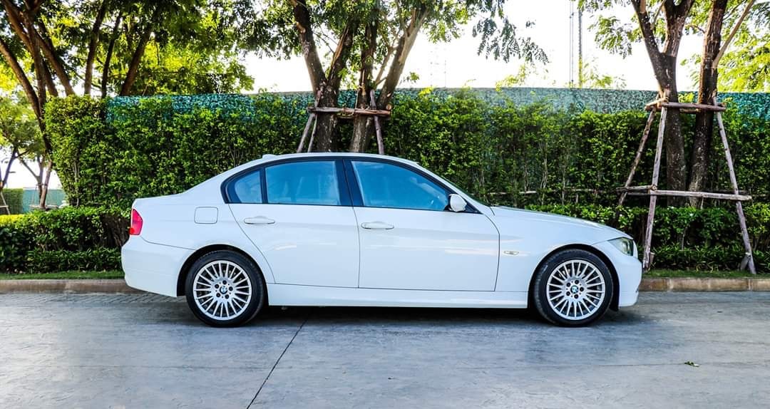 BMW 3 Series Gen5 E90 320d ปี 2009 สีขาว