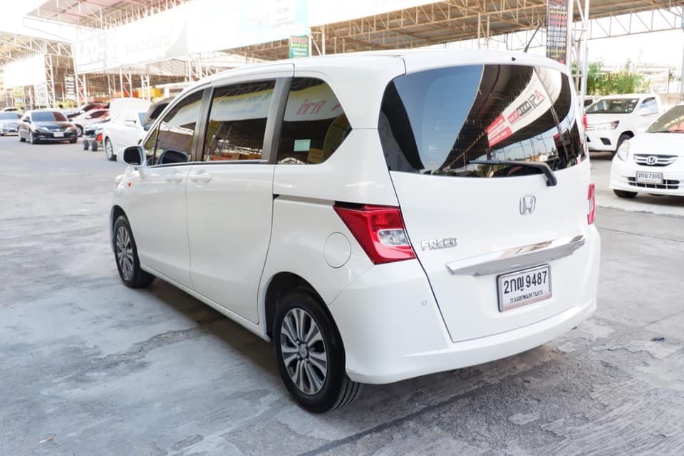 Honda Freed ปี 2013 สีขาว