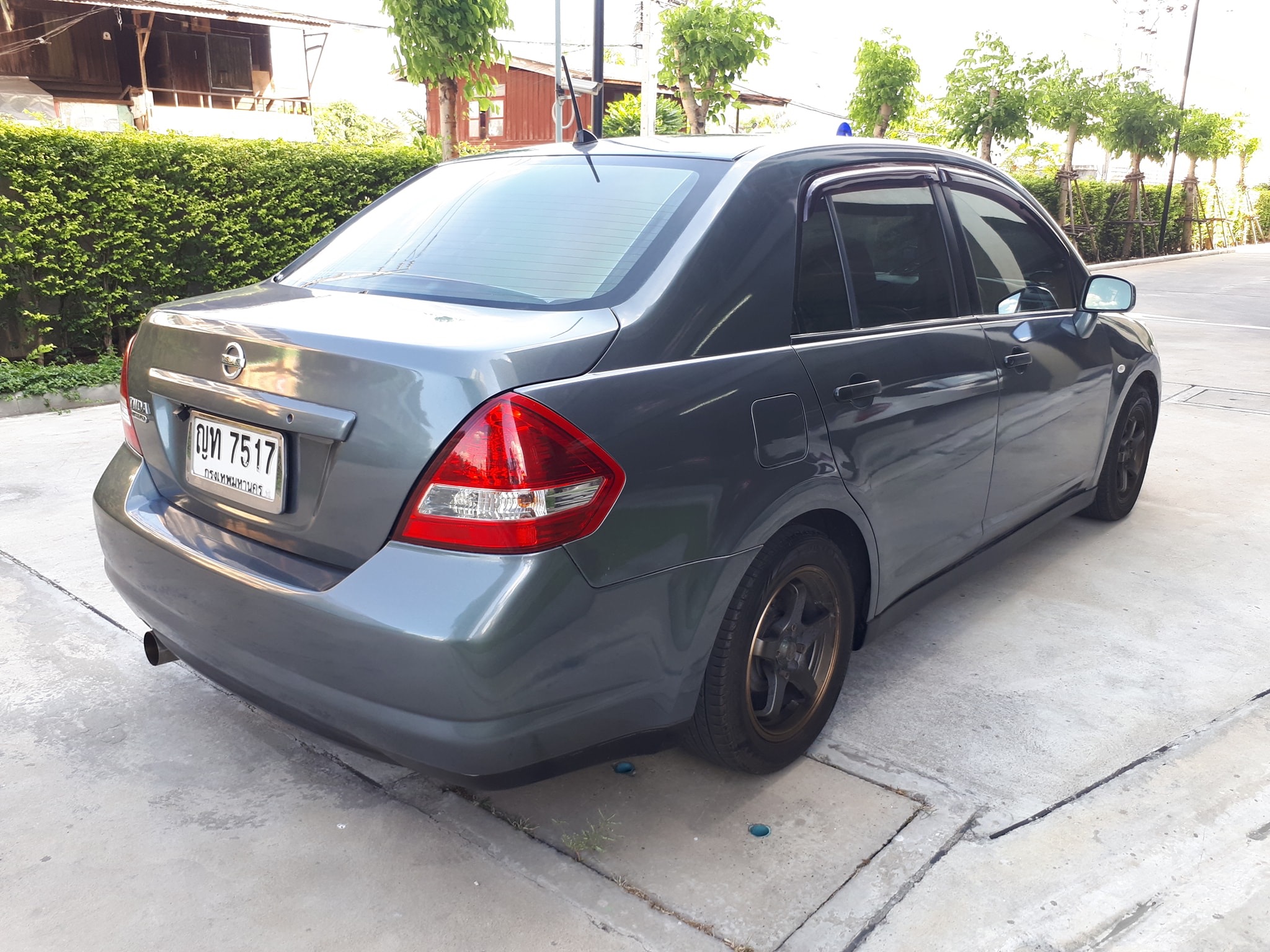 Nissan Tiida ปี 2011 สีเทา