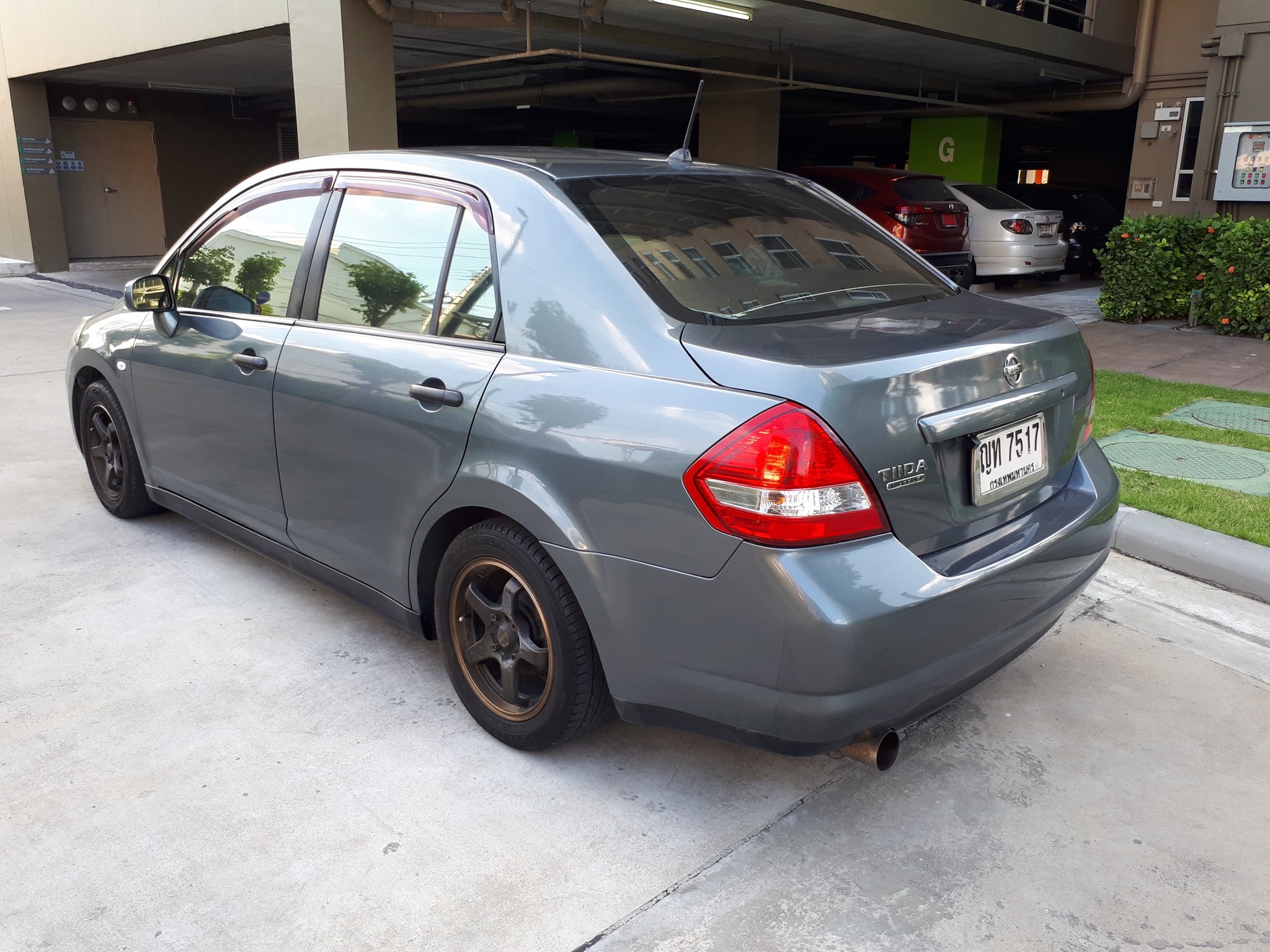 Nissan Tiida ปี 2011 สีเทา