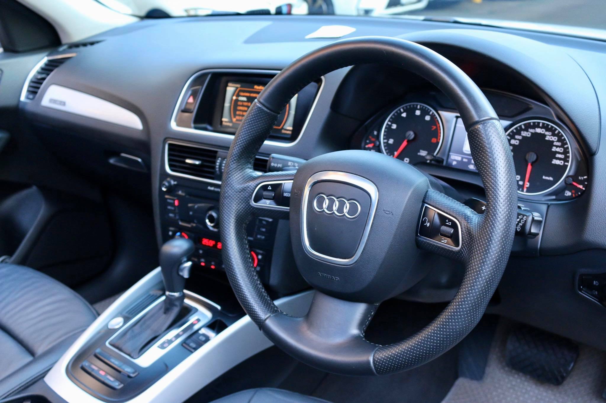 Audi Q5 (8R) ปี 2010 สีขาว