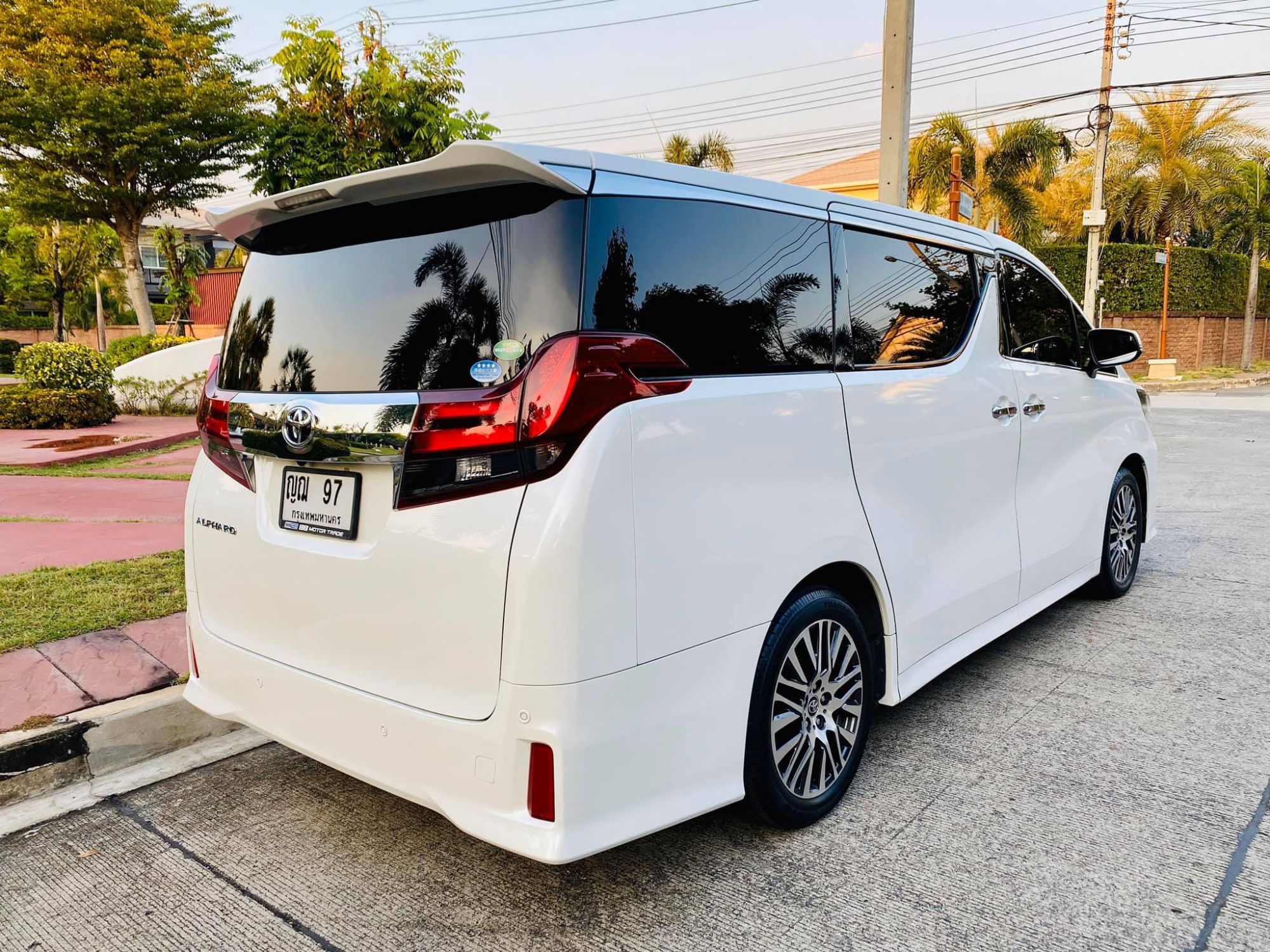 Toyota Alphard ปี 2016 สีขาว