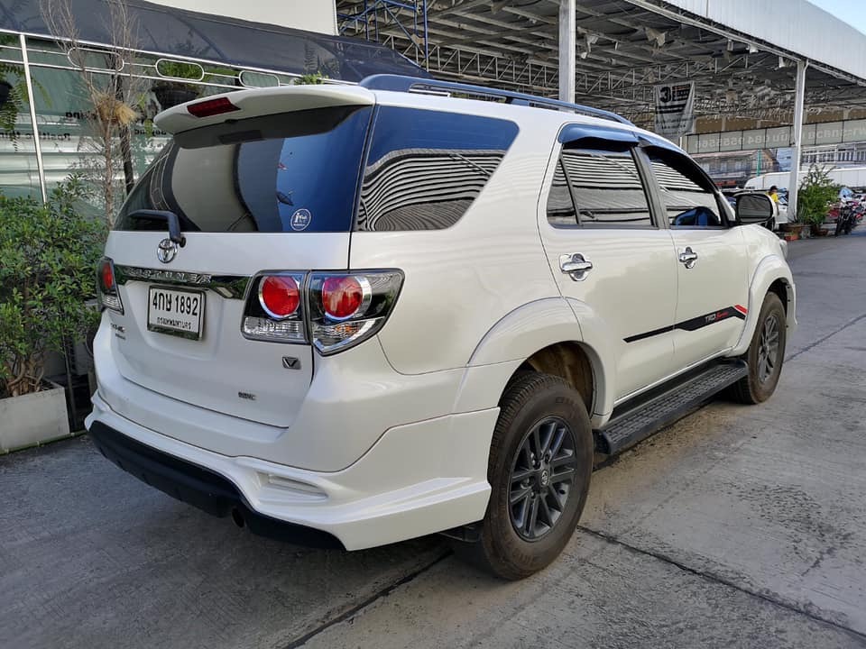 Toyota Fortuner ไมเนอร์เชนจ์ 2 ปี 2015 สีขาว