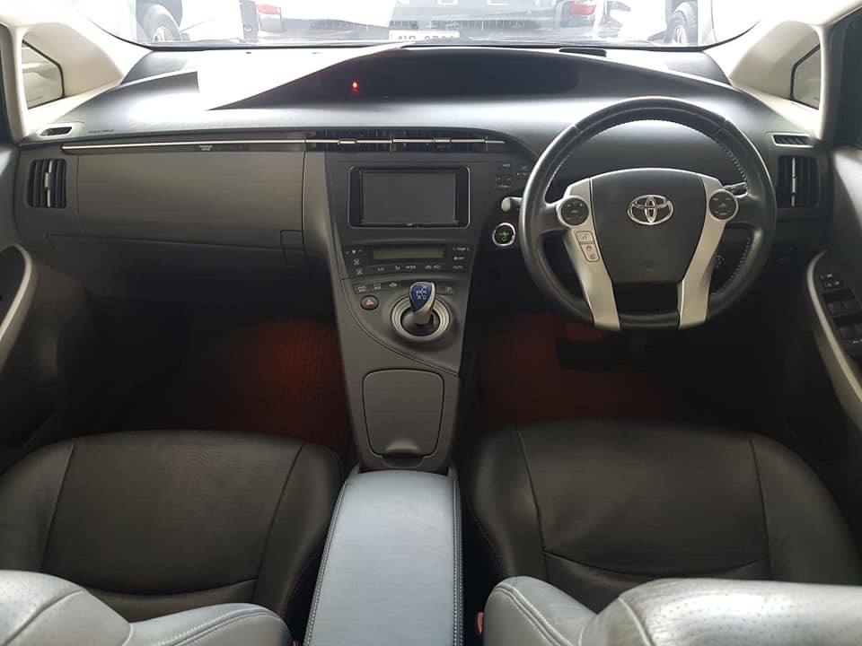 Toyota Prius ปี 2011 สีขาว