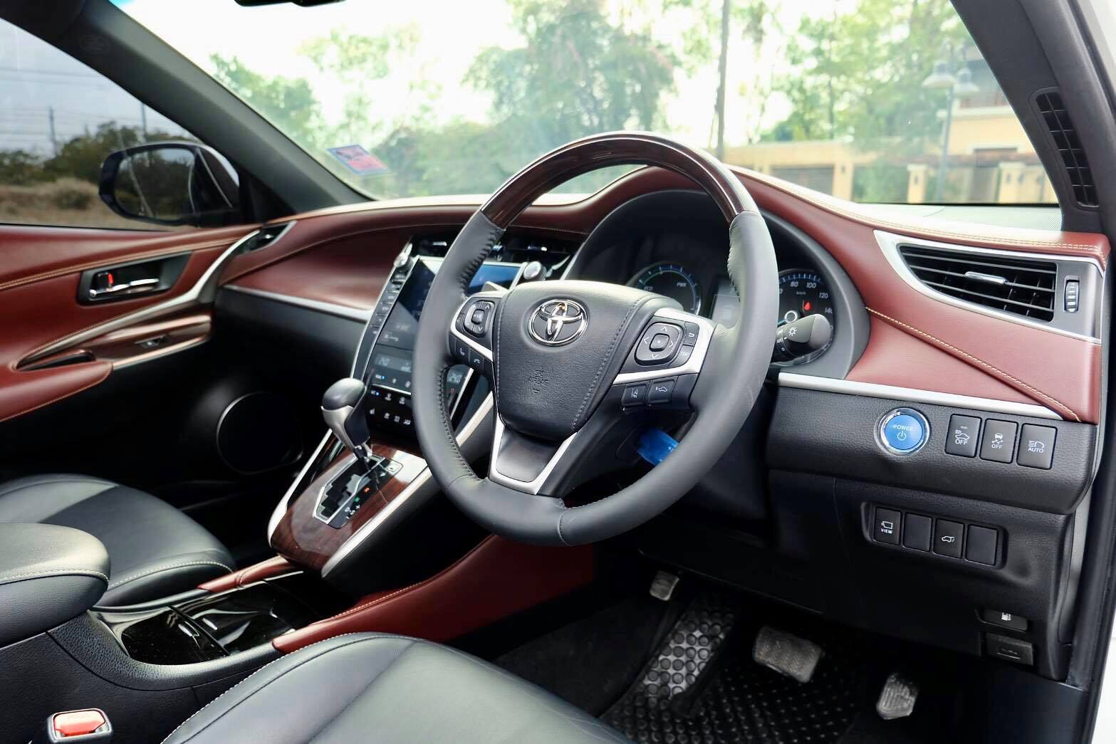 Toyota Harrier ปี 2015 สีขาว