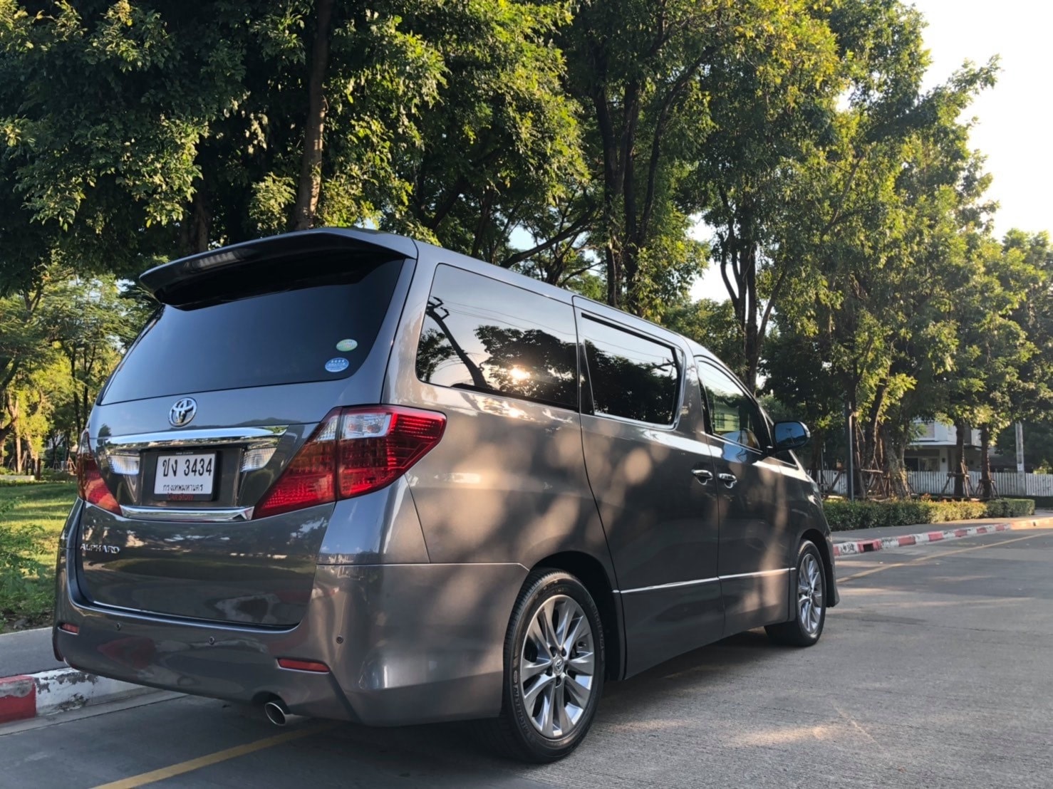 Toyota Alphard ปี 2011 สีเทา