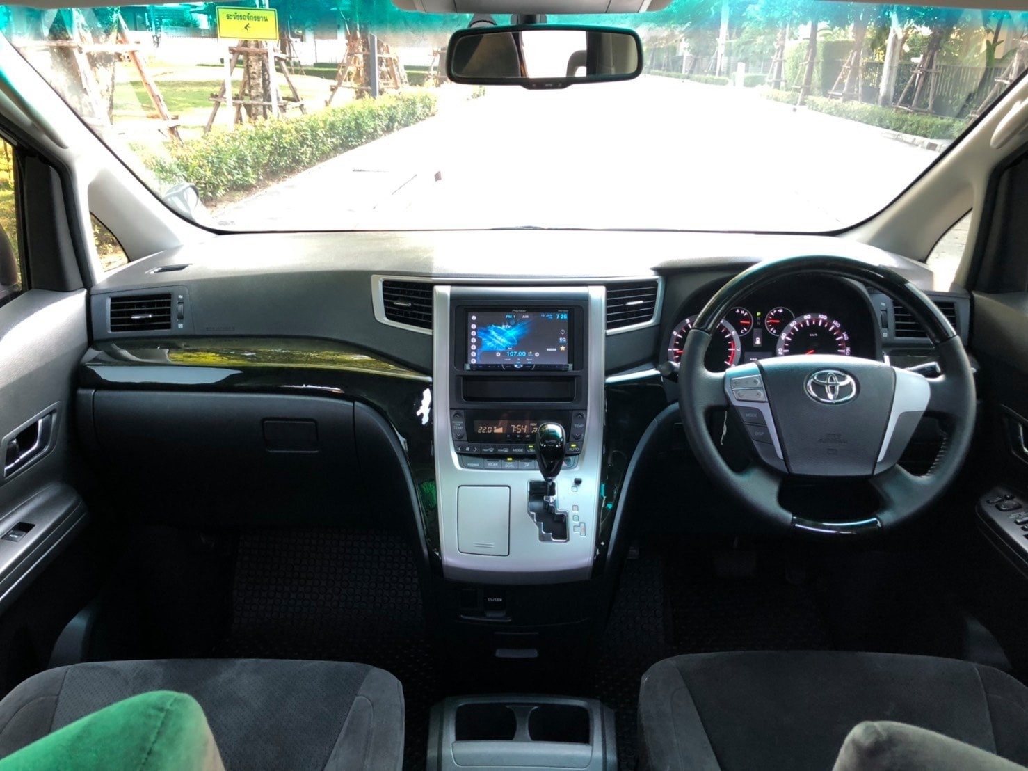 Toyota Alphard ปี 2011 สีเทา