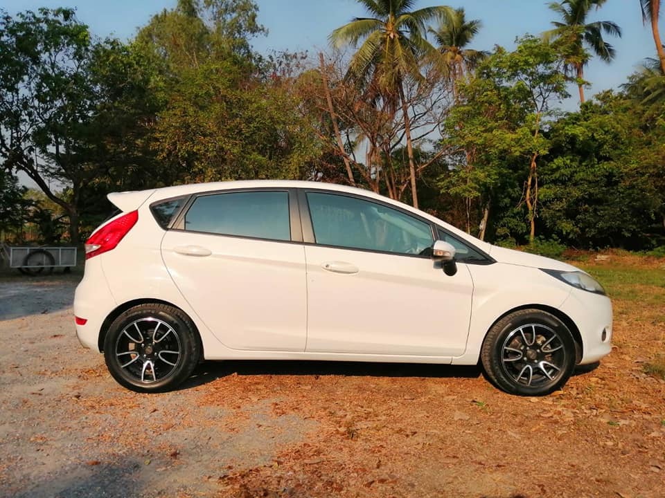 Ford Fiesta ปี 2012 สีขาว