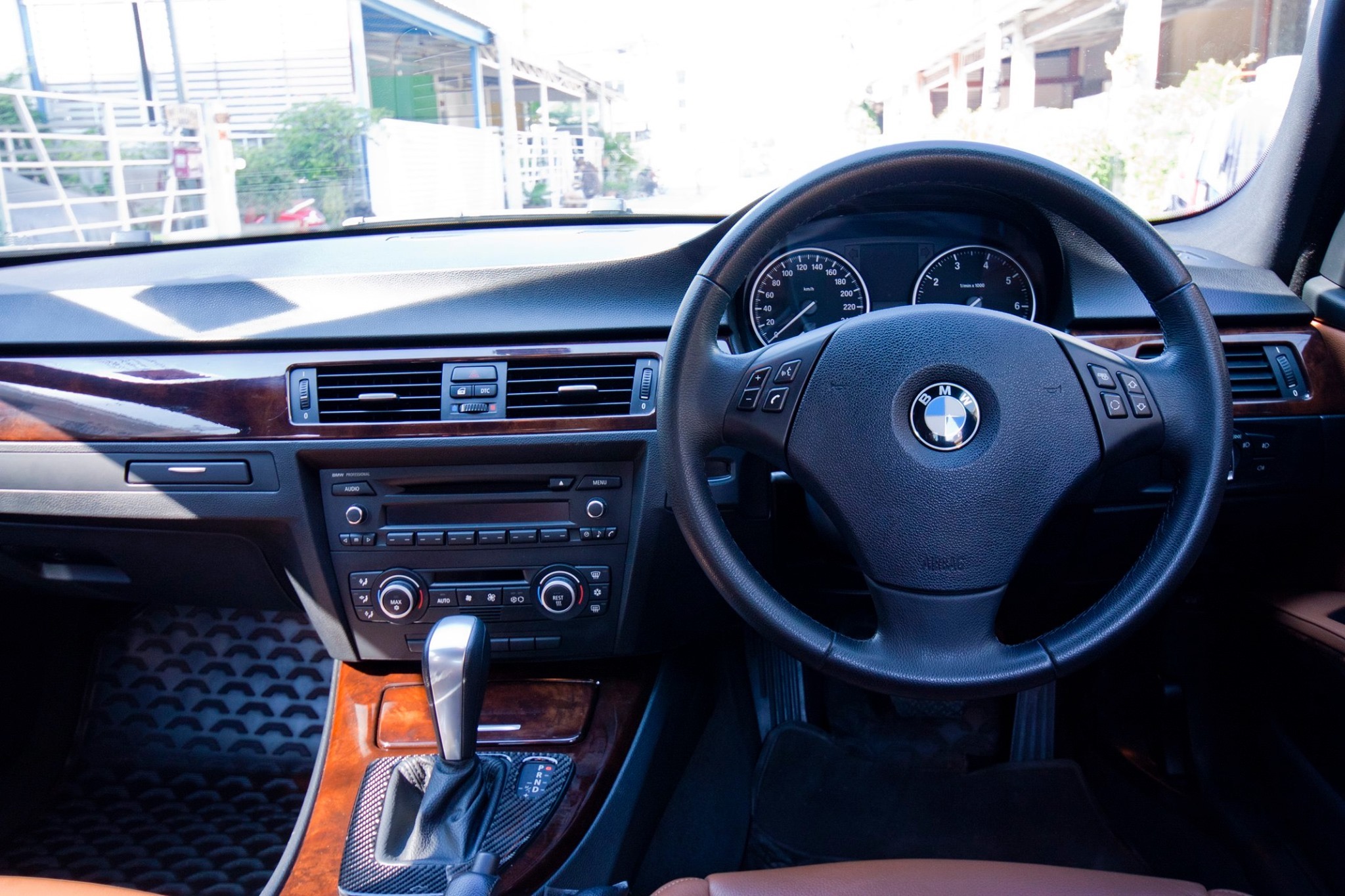 BMW 3 Series E90 318i ปี 2010 สีดำ