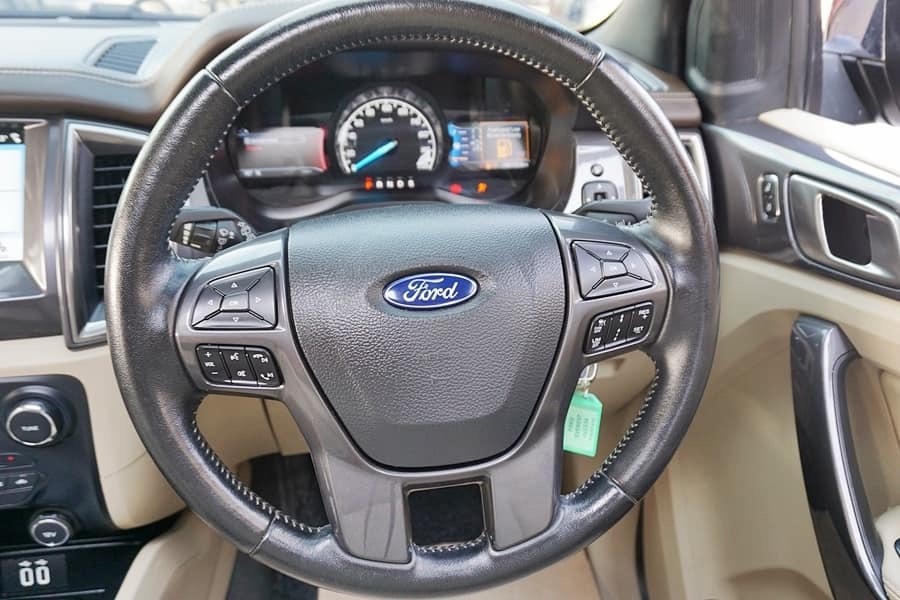 Ford Everest ปี 2017 สีขาว