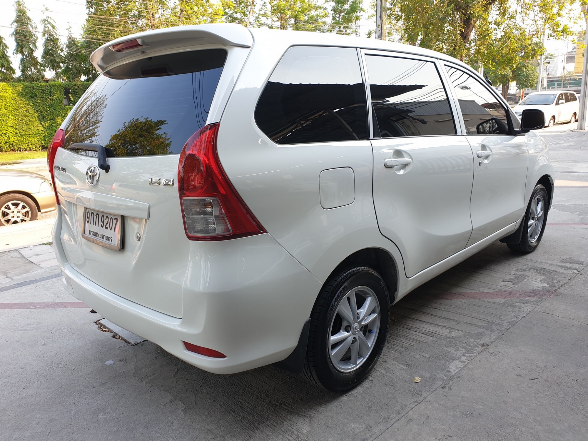 Toyota Avanza ปี 2013 สีขาว