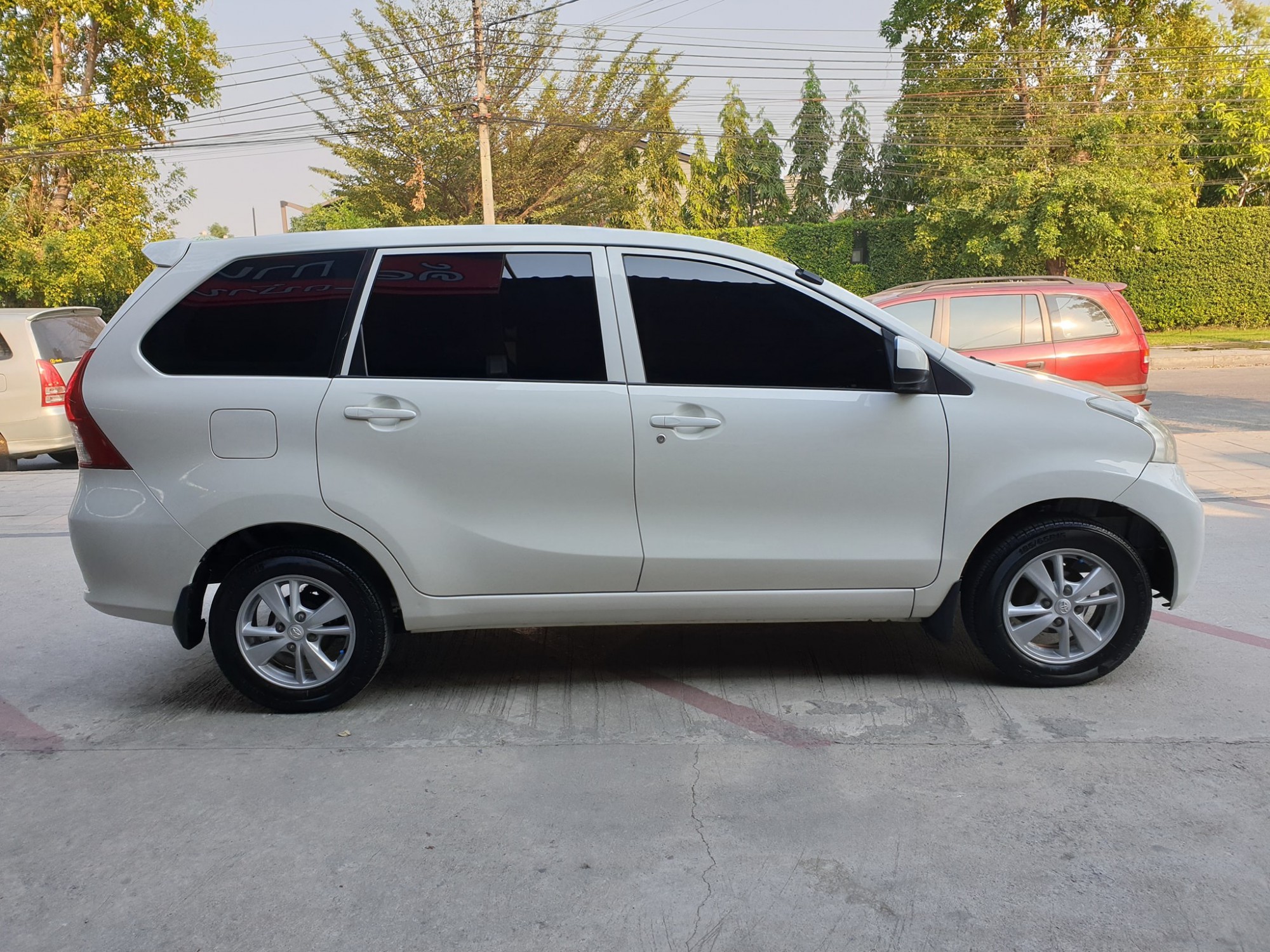 Toyota Avanza ปี 2013 สีขาว