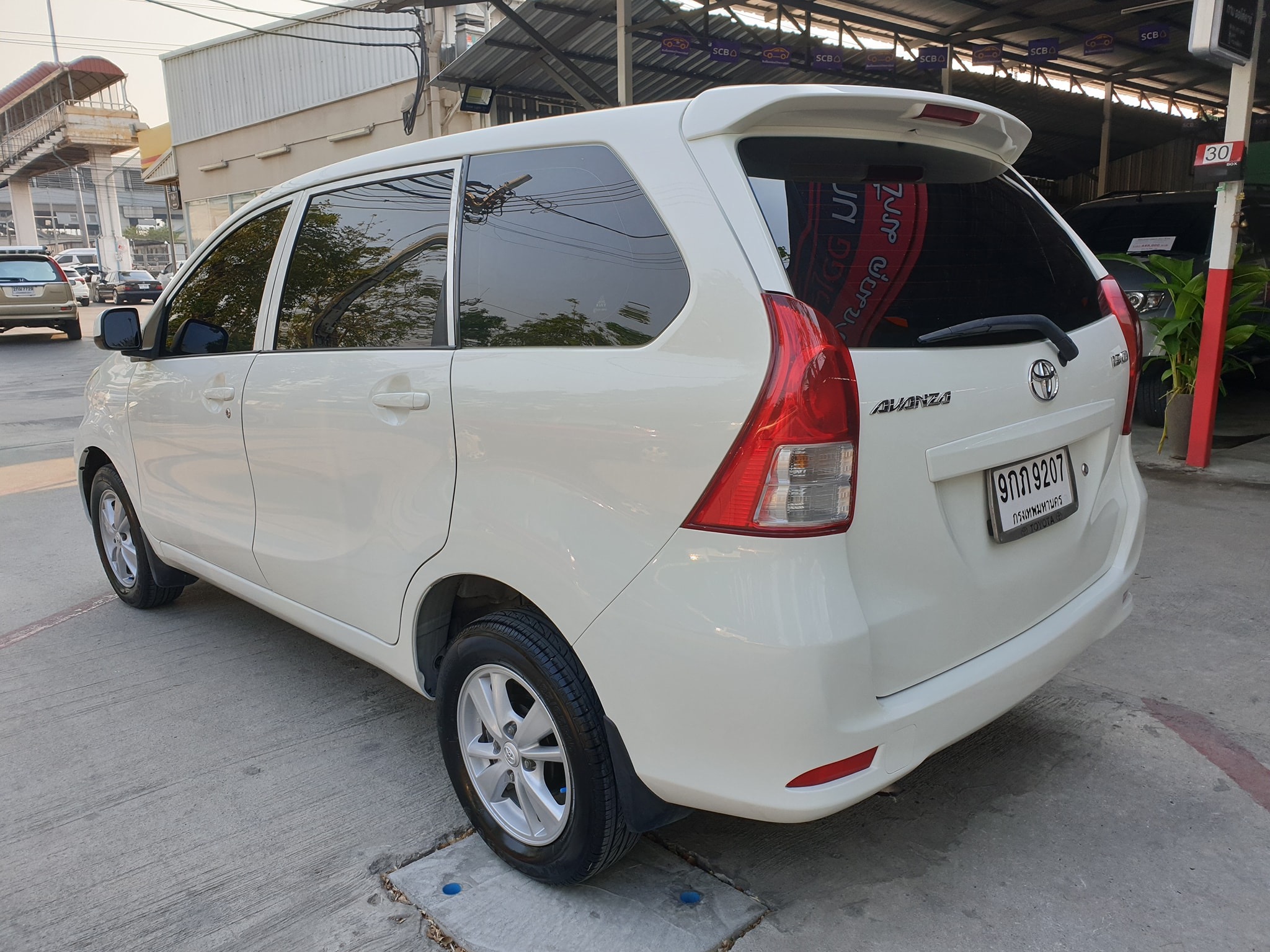 Toyota Avanza ปี 2013 สีขาว