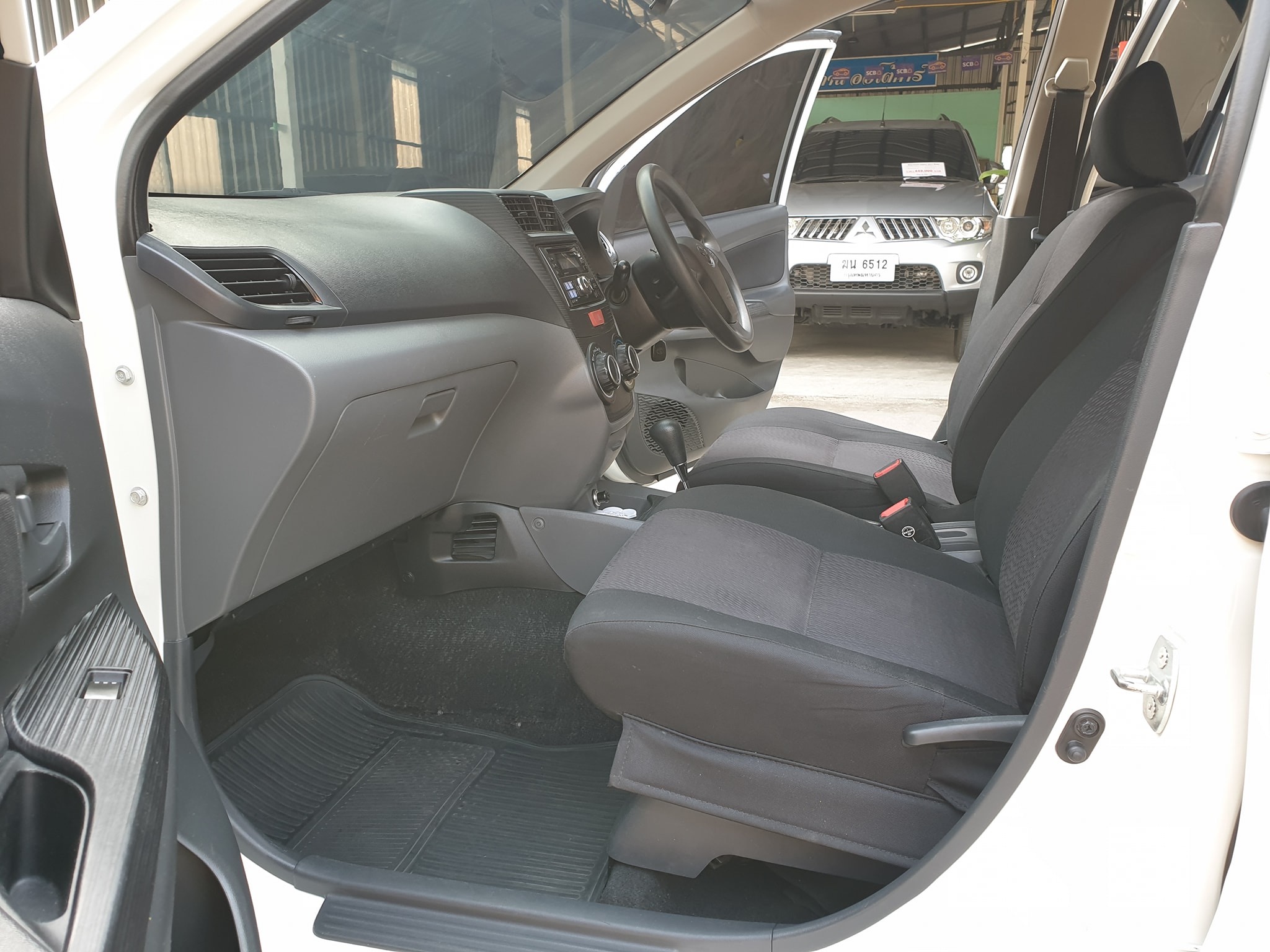 Toyota Avanza ปี 2013 สีขาว