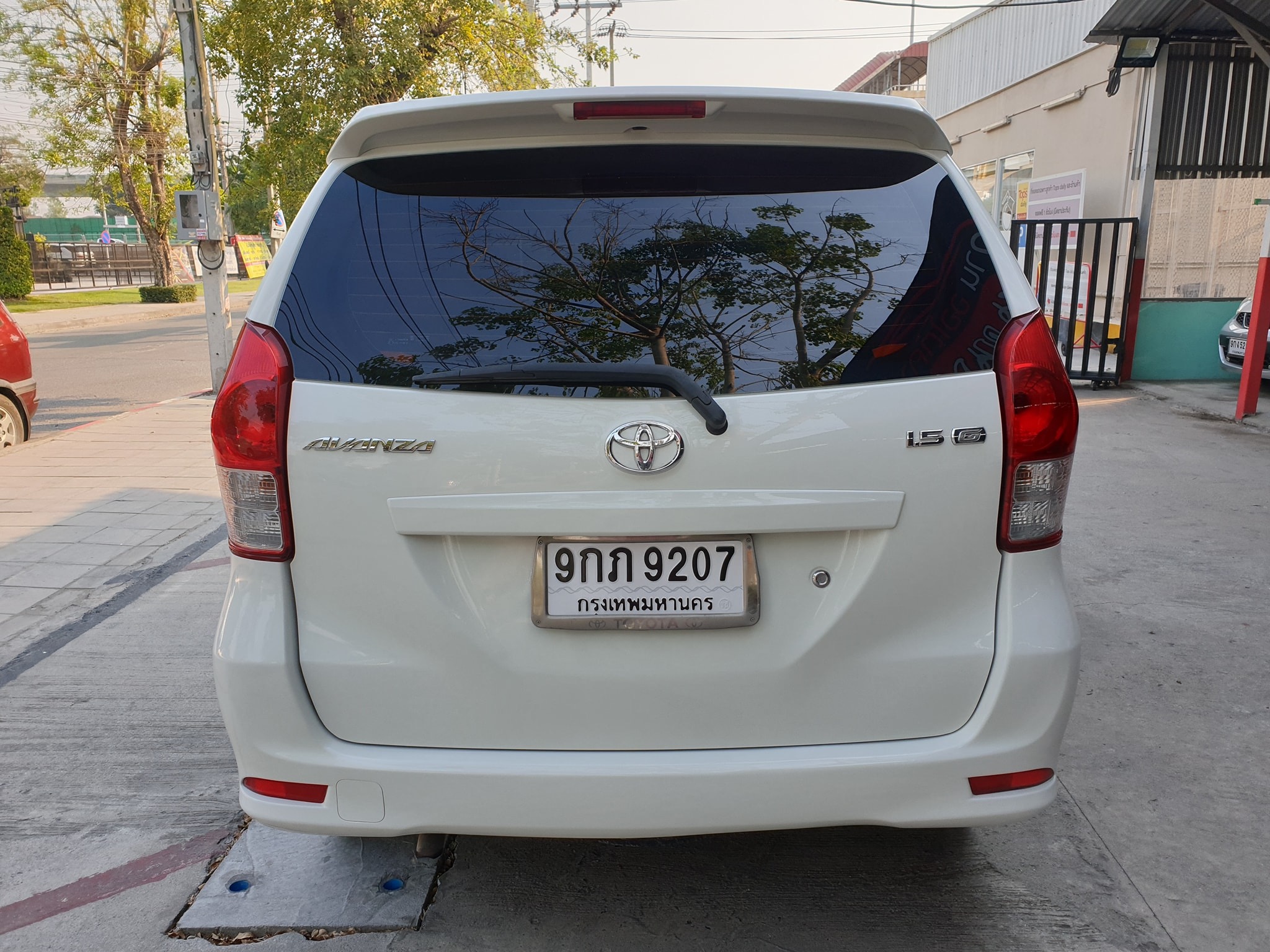 Toyota Avanza ปี 2013 สีขาว