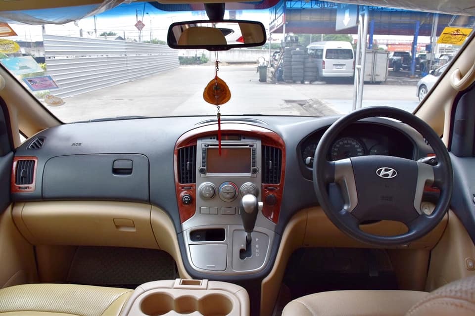 Hyundai H-1 ปี 2010 สีเทา