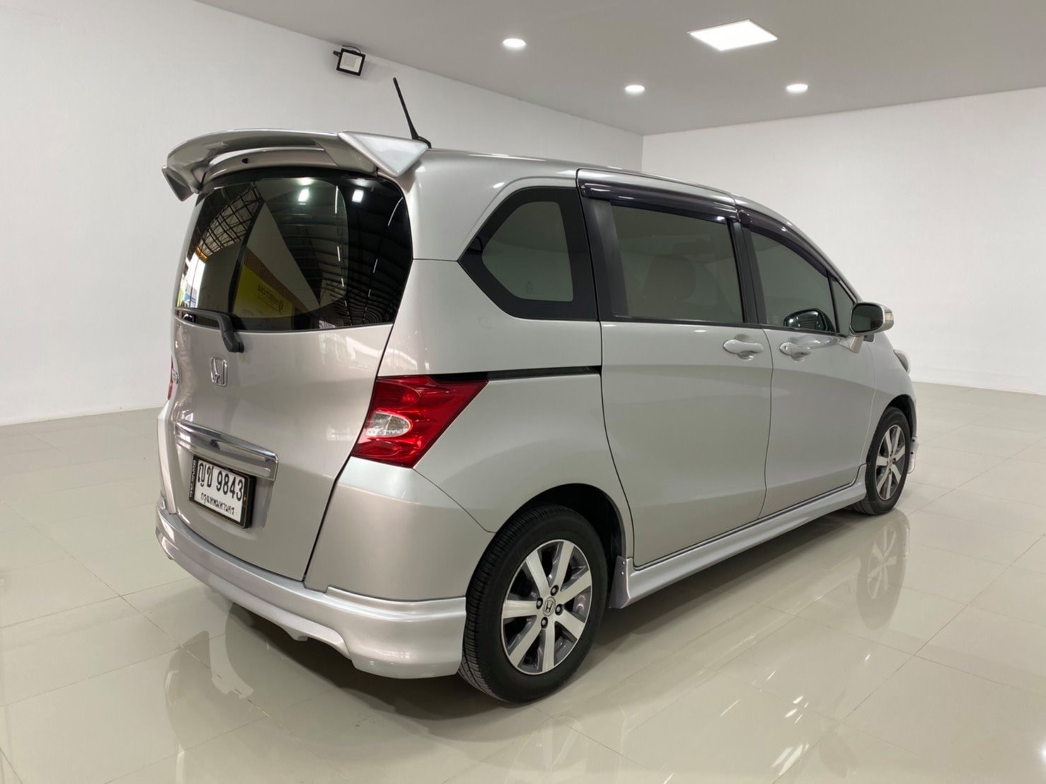 Honda Freed ปี 2011 สีเงิน