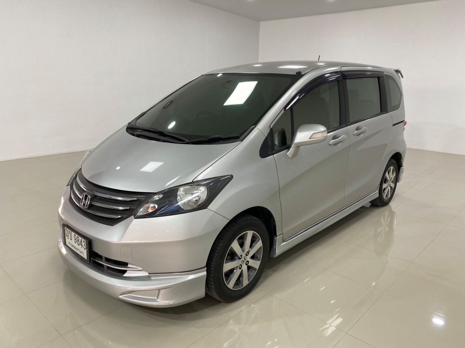 Honda Freed ปี 2011 สีเงิน