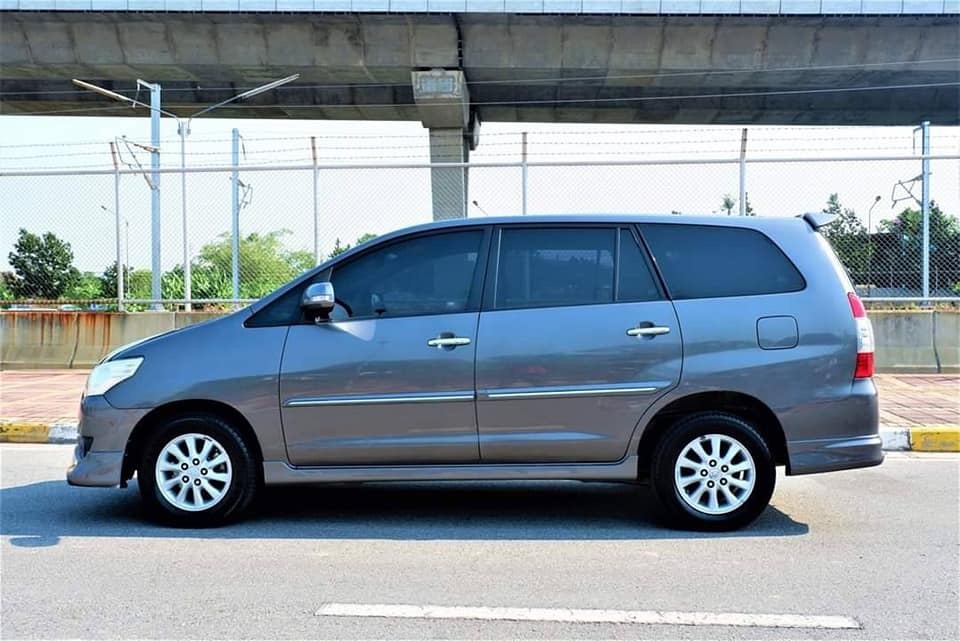 Toyota Innova ปี 2013 สีเทา