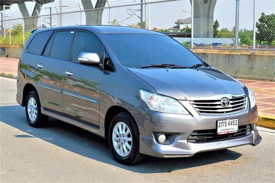 Toyota Innova ปี 2013 สีเทา