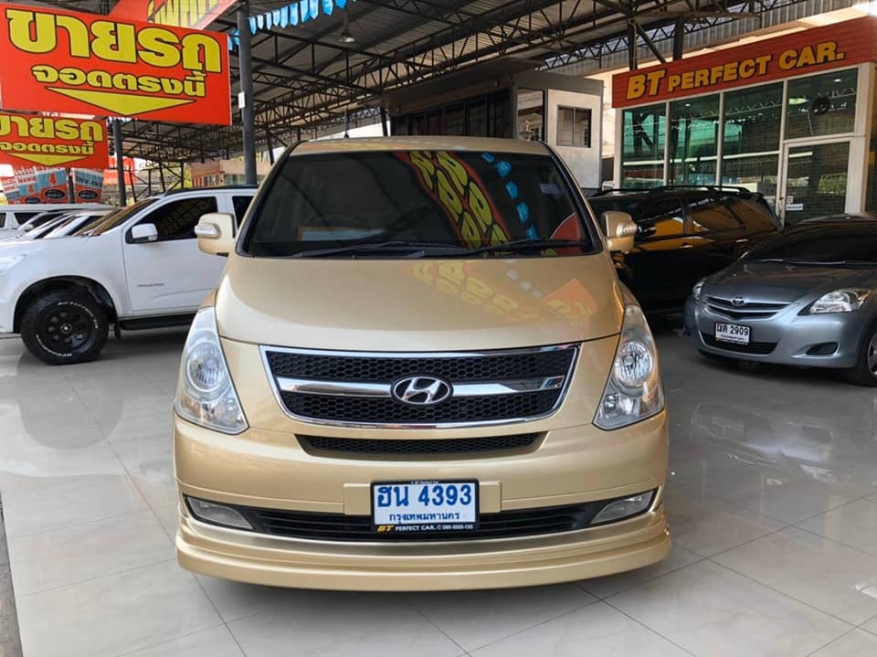 Hyundai H-1 ปี 2011 สีทอง