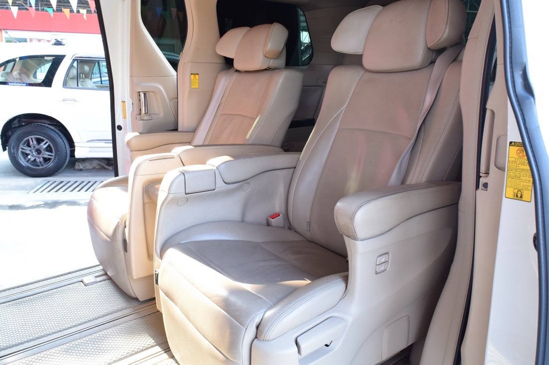 Toyota Alphard ปี 2013 สีขาว