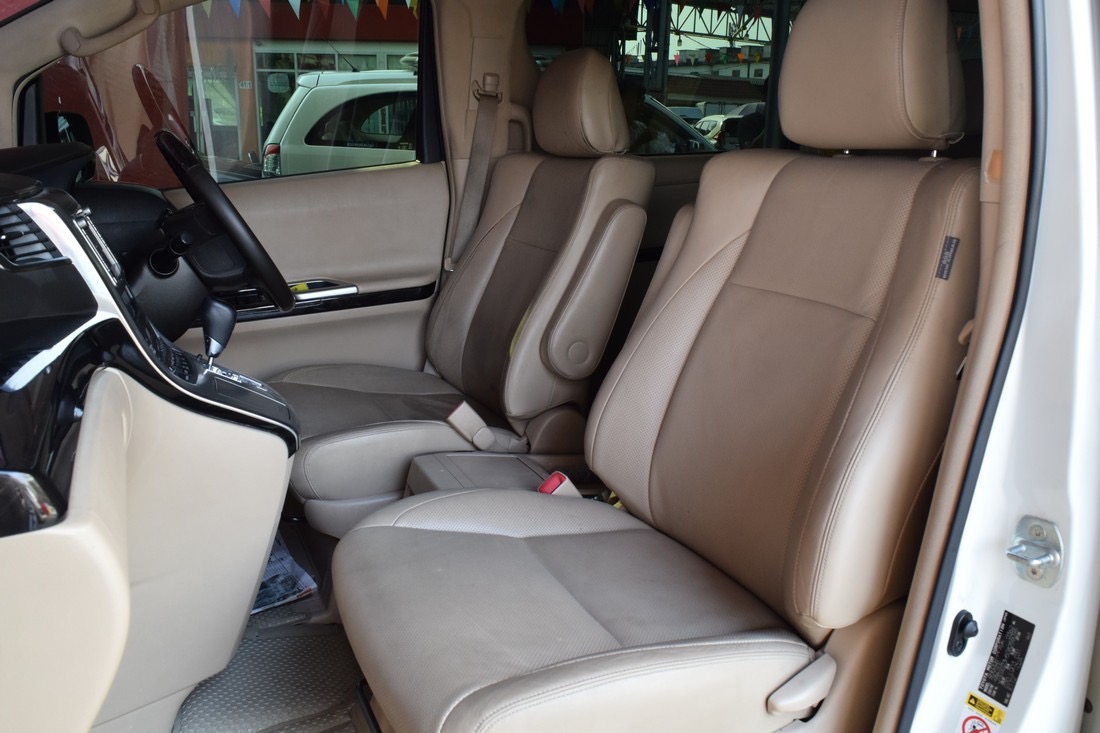 Toyota Alphard ปี 2013 สีขาว