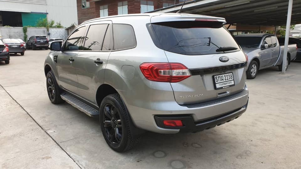 Ford Everest ปี 2016 สีเงิน