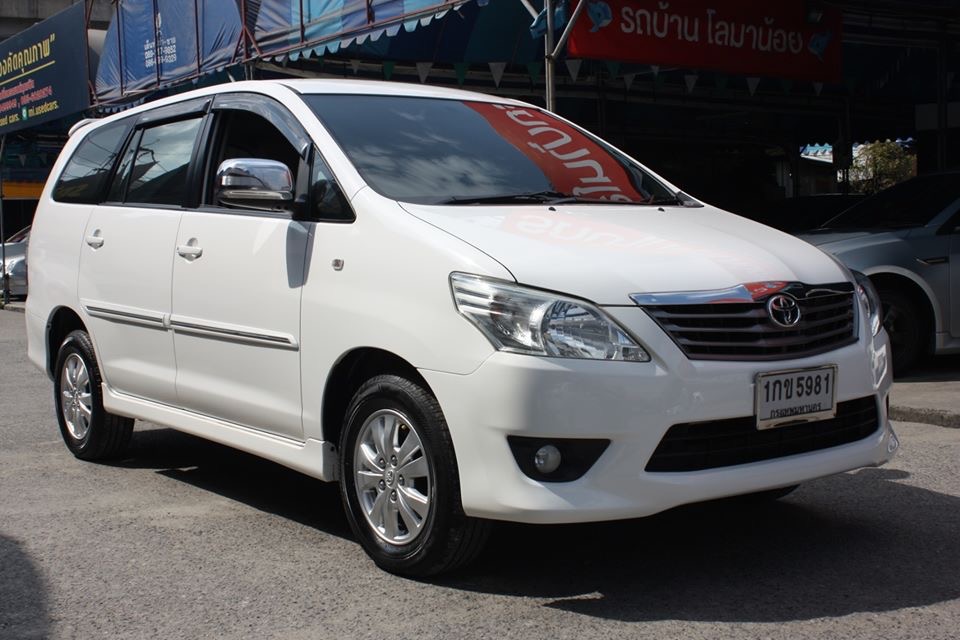 Toyota Innova ปี 2012 สีขาว