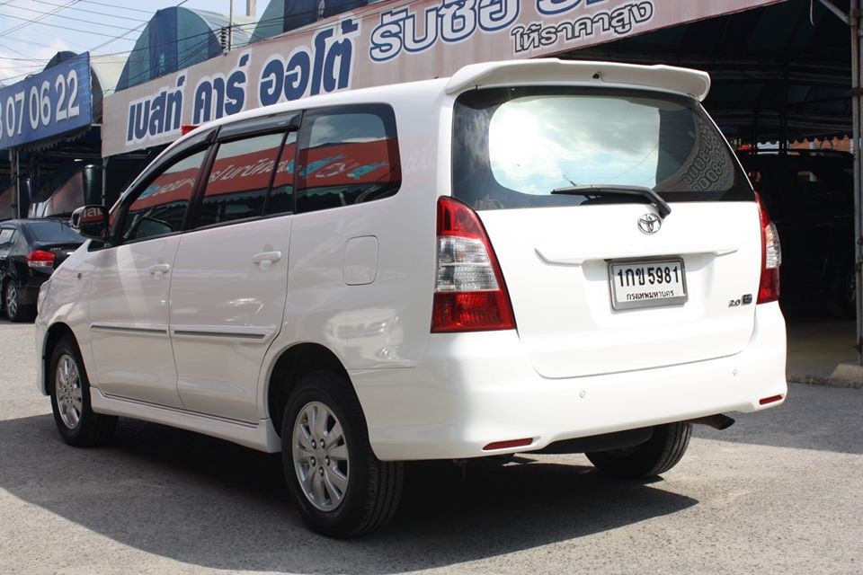 Toyota Innova ปี 2012 สีขาว