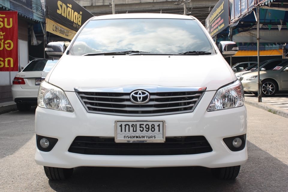 Toyota Innova ปี 2012 สีขาว