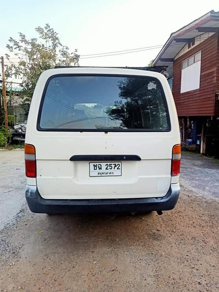 Toyota HiAce ตู้ทึบ ปี 2003 สีขาว