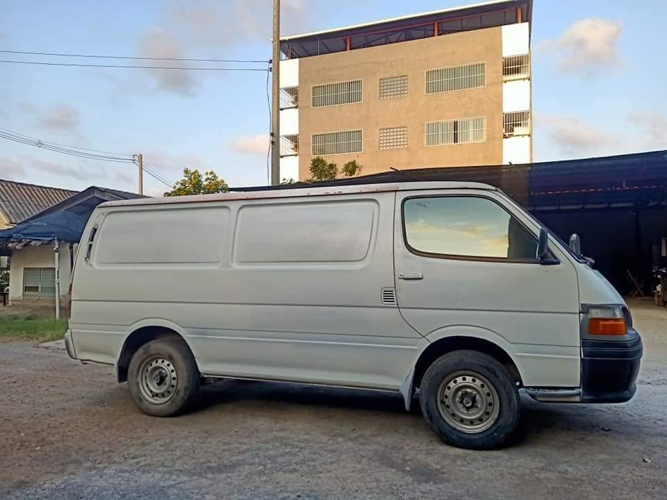 Toyota HiAce ตู้ทึบ ปี 2003 สีขาว