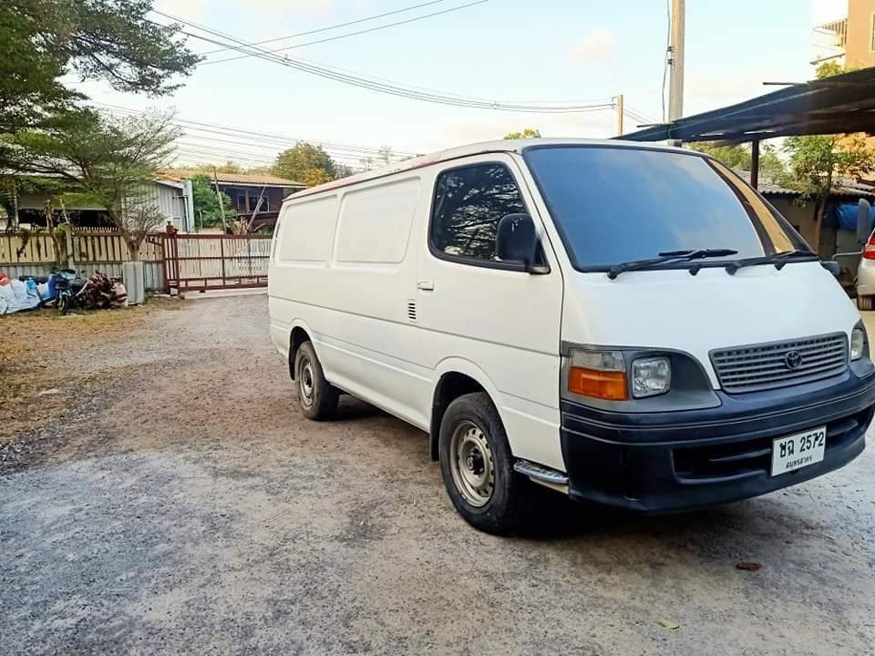 Toyota HiAce ตู้ทึบ ปี 2003 สีขาว