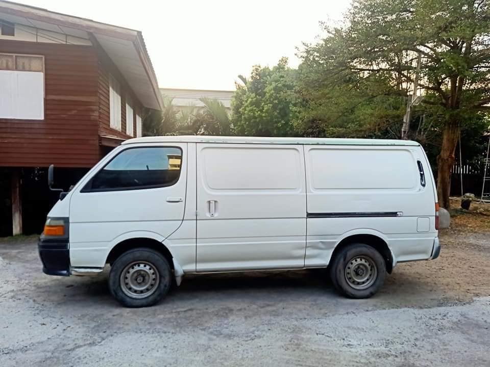 Toyota HiAce ตู้ทึบ ปี 2003 สีขาว