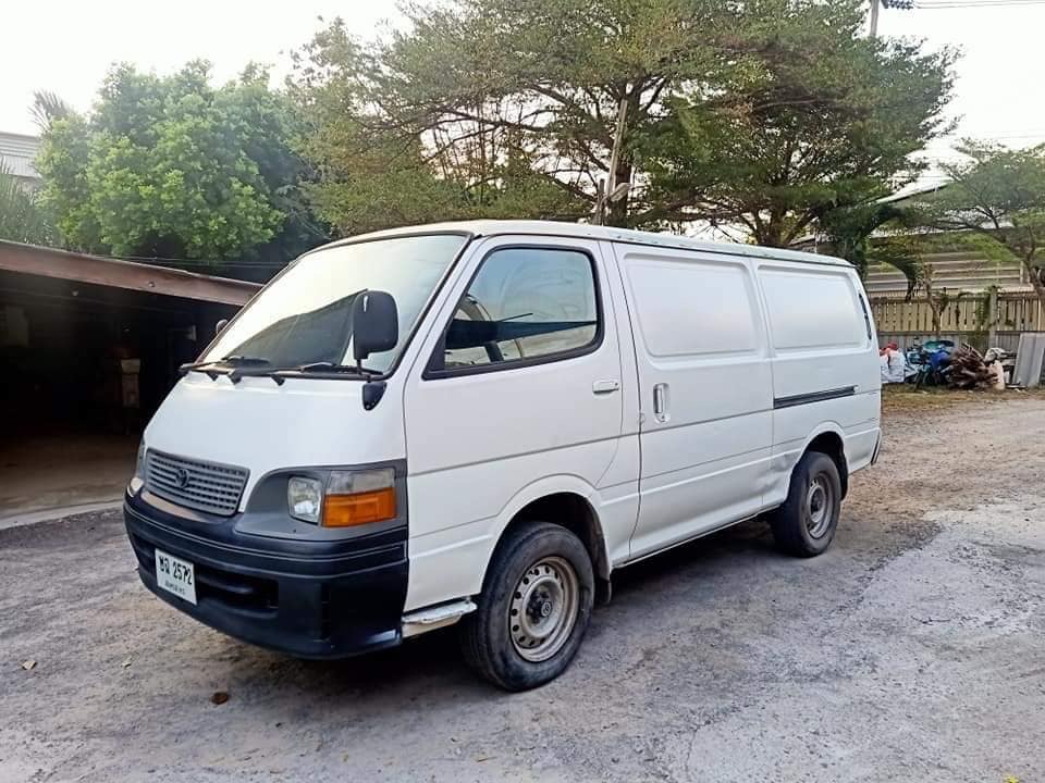 Toyota HiAce ตู้ทึบ ปี 2003 สีขาว