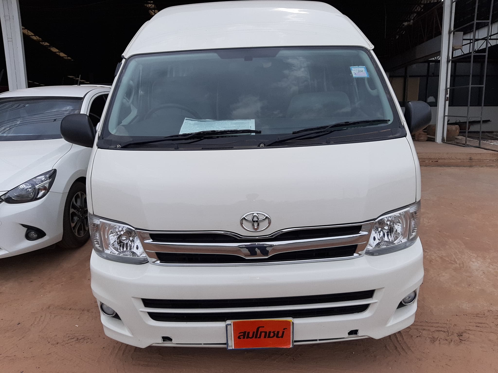 Toyota HiAce Commuter ปี 2011 สีขาว