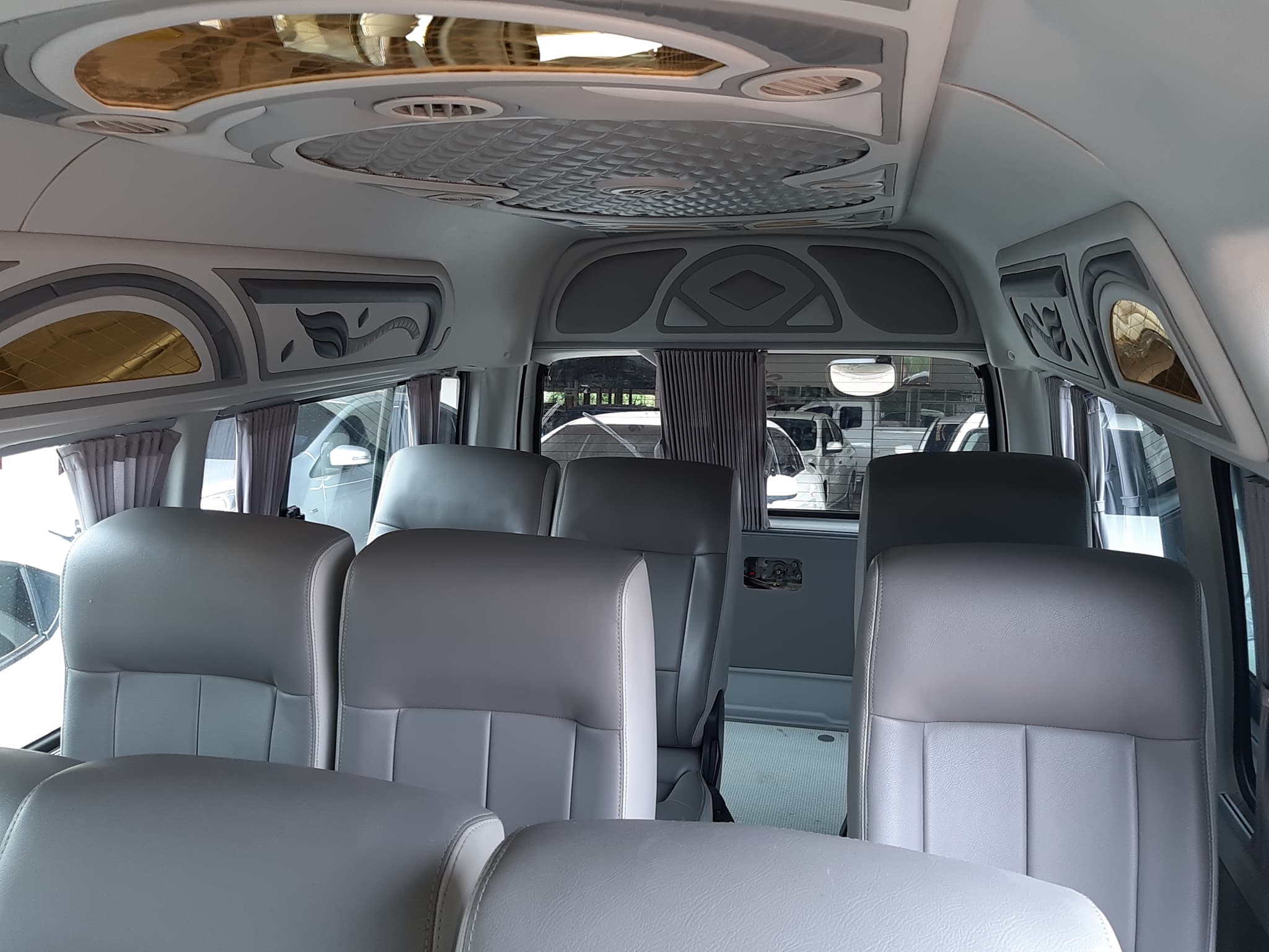 Toyota HiAce Commuter ปี 2011 สีขาว