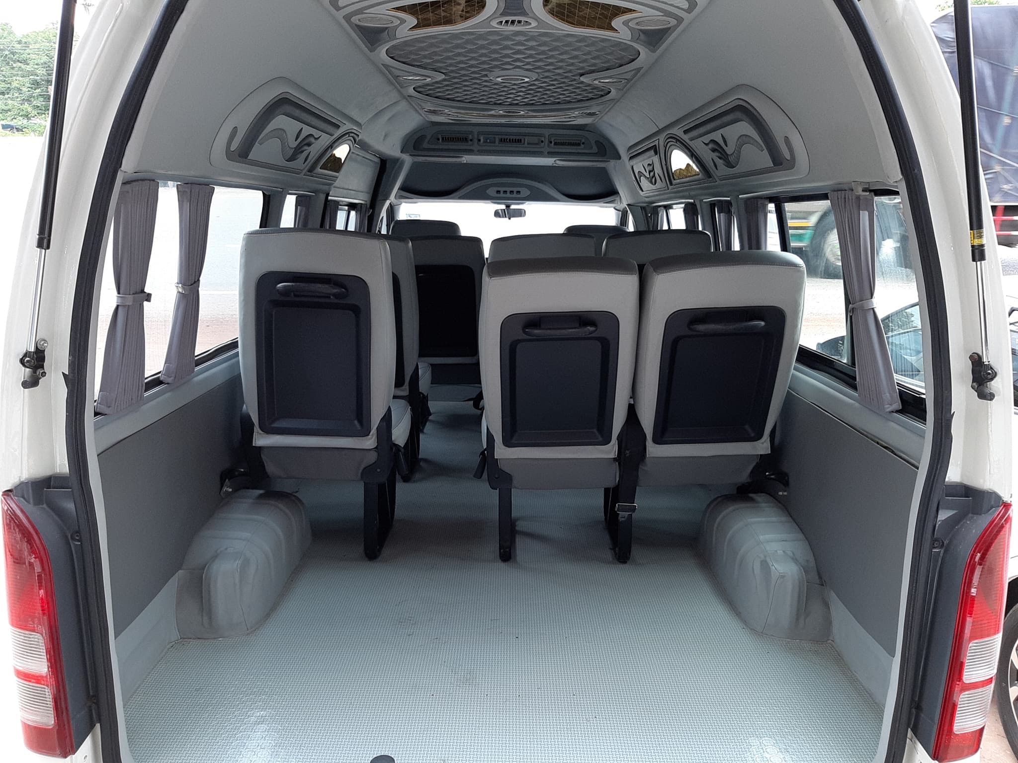 Toyota HiAce Commuter ปี 2011 สีขาว