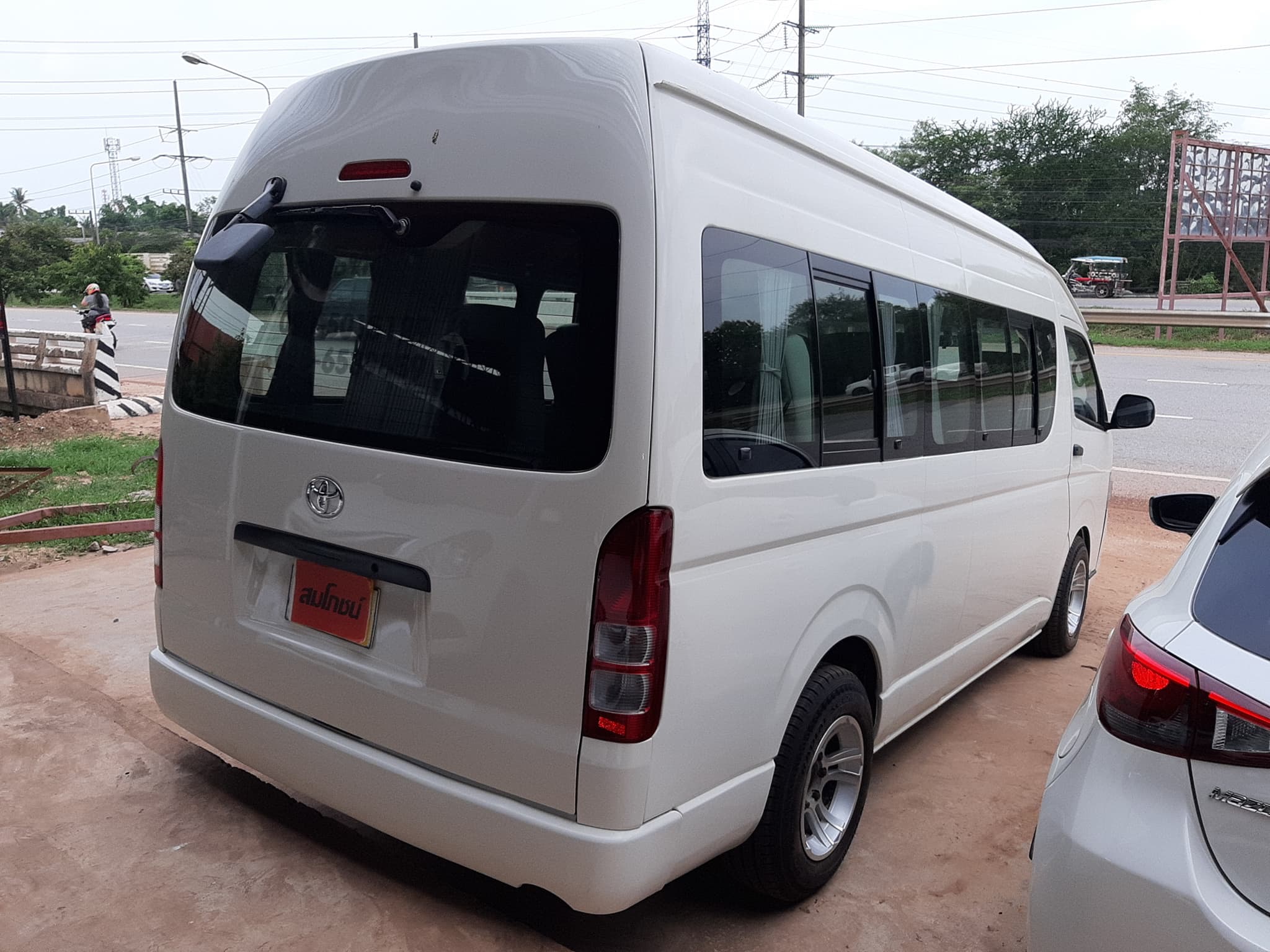 Toyota HiAce Commuter ปี 2011 สีขาว