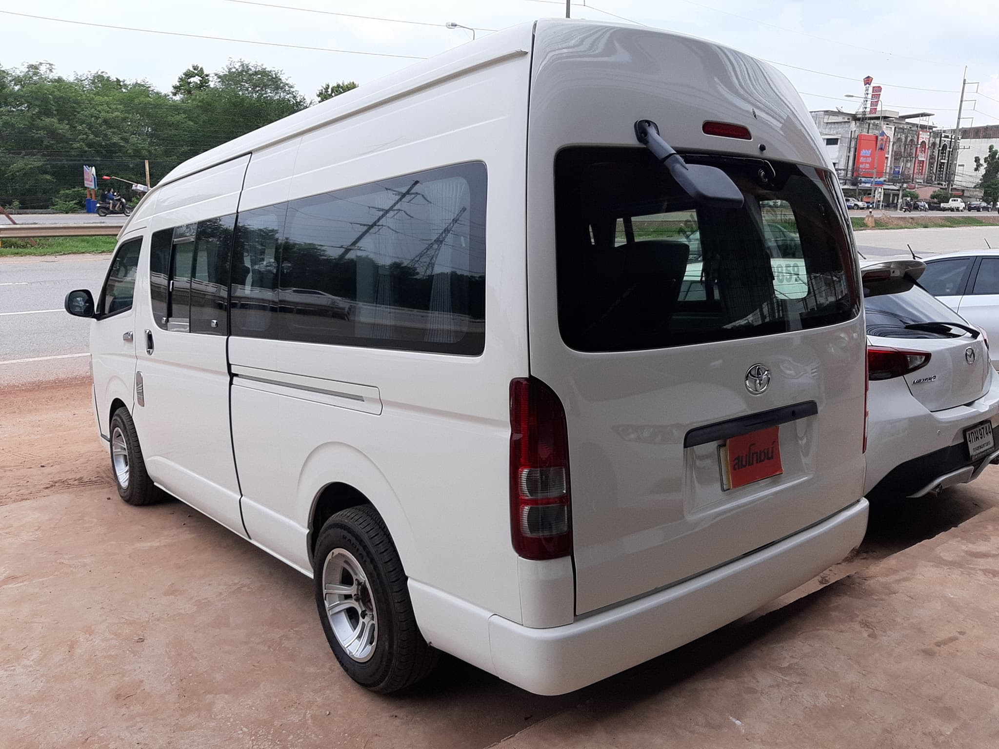 Toyota HiAce Commuter ปี 2011 สีขาว