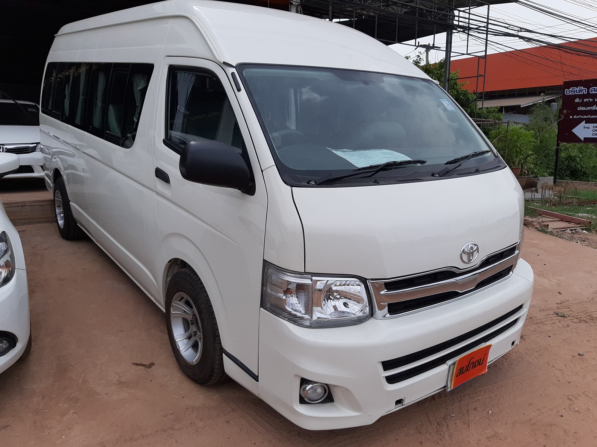 Toyota HiAce Commuter ปี 2011 สีขาว